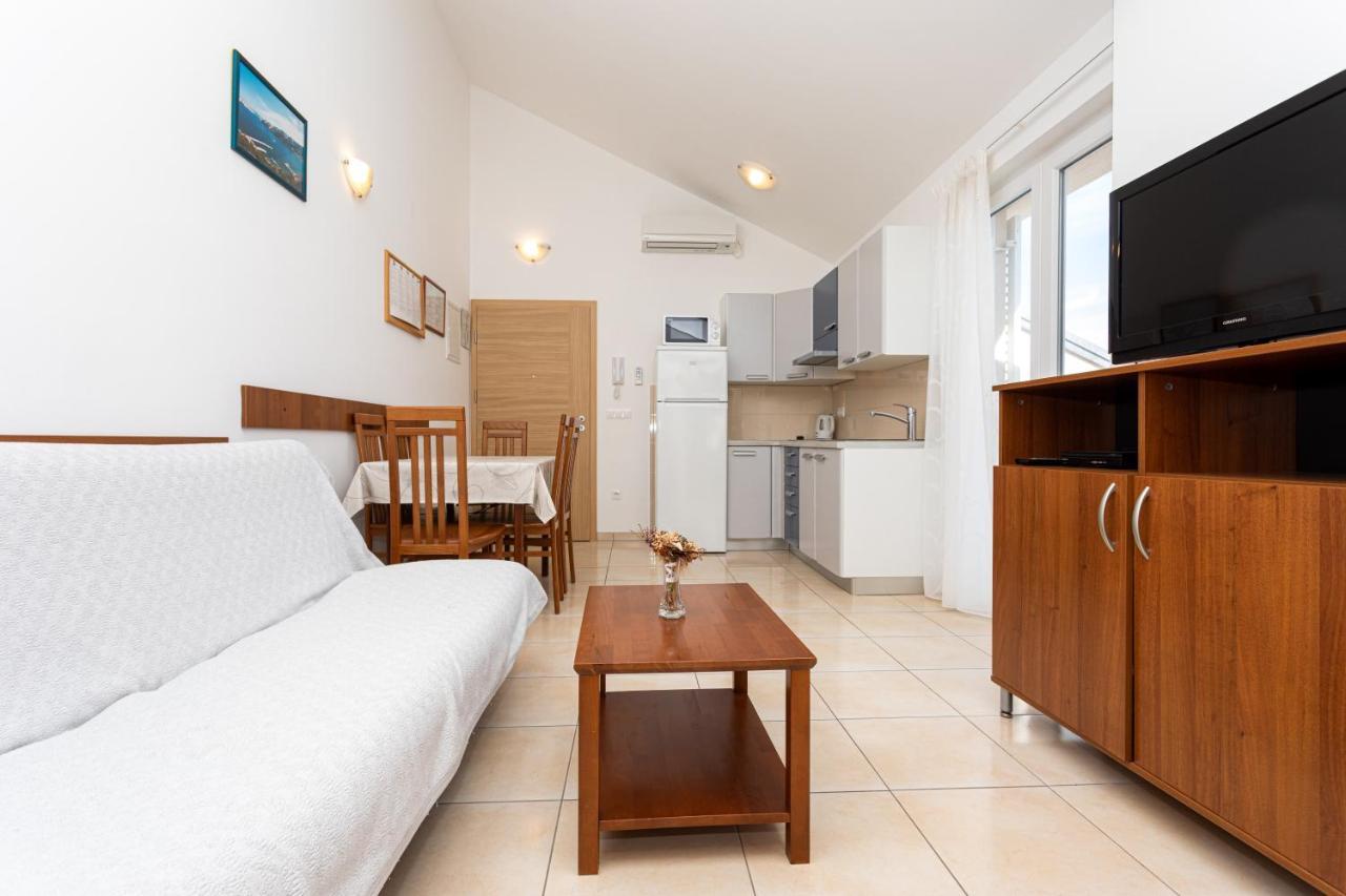 Apartments Crnekovic V Baska  Exterior photo